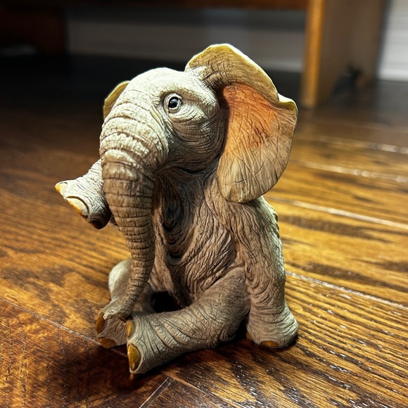 Tuskers Hand Painted 'Tearful Maxwell' Elephant Ornament / Figurine - Picture 3 of 9